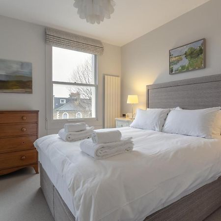 2 Bedroom Apartment Hammersmith Grove Sleeps 4 런던 외부 사진