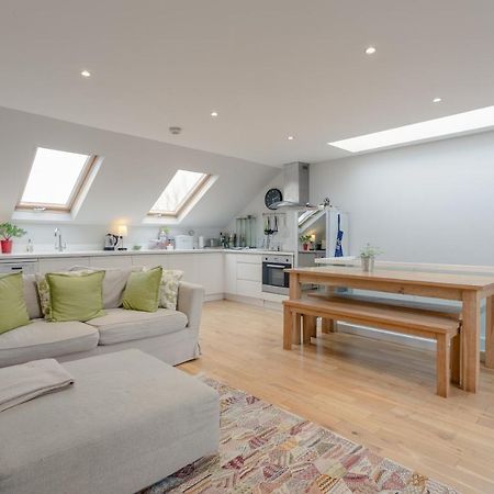 2 Bedroom Apartment Hammersmith Grove Sleeps 4 런던 외부 사진