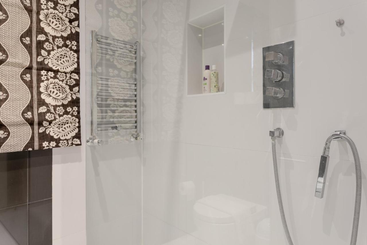 2 Bedroom Apartment Hammersmith Grove Sleeps 4 런던 외부 사진